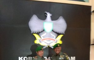 Prajurit dan PNS Korem 043/Gatam melepas Kolonel Kav Erwin Djatniko.S.Sos