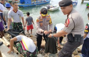 Kapolres Pesawaran Pimpin 300 Personil Kegiatan Membersihkan Sampah DiKetapang