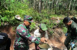 KEKOMPAKAN SATGAS TMMD DAN WARGA TUMBUHKAN SEMANGAT KERJA