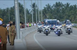 Presiden Jokowi Disambut Ratusan Masyarakat Dijalan Tol Trans Sumatera