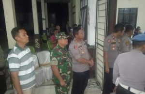 Hingga Malam, Kapolres Mesuji Dan Dandim 0426 Setia Siaga Jaga Pleno KPU