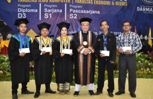 Mantap, IIB Darmajaya Mewisuda 392 Mahasiswa: Dua Lulusan Raih IPK Sempurna