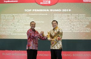 Gubernur Ridho Raih TOP Pembina BUMD 2019