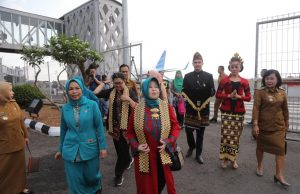 Jelang Pelantikan Ketua TP PKK Ny. Riana Sari Arinal, Plt. Sekdaprov Sambut Ketua Umum PKK Ny. Erni Guntarti Tjahjo Kumolo di Bandara Radin Inten II