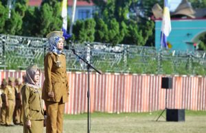 Pimpin Upacara Mingguan, Wagub Chusnunia Dorong Peningkatan Disiplin ASN dengan Penilaian Kinerja dan Pemberian Sanksi Tegas