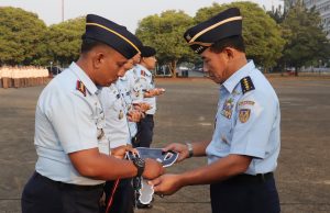 Mantap, Komandan Lanud Pangeran M. Bun Yamin Menerima Sepeda Motor (trail) dari Kasau
