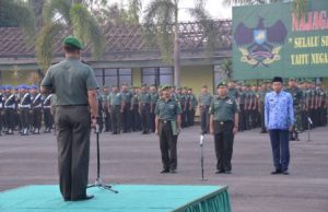 Upacara Bulanan Danrem 043/Gatam Kolonel Inf Taufiq Hanafi Bacakan Amanat Panglima TNI