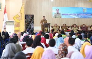 BUPATI PESAWARAN BAGIKAN THR KE (8078)TENAGA HONORER