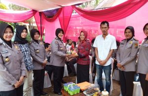 HUT Polwan ke 71, Polwan Lampung Anjang Sana Ke Rumah Polwan Yang Mengalami Sakit