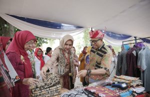 Riana Sari Arinal Buka Pameran Dan Bazar DiFakultas Mipa Unila