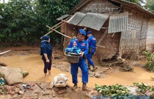 DIT POLAIRUD Polda Lampung Bantu Masyarakat Bersihkan Sisa Dampak Banjir Pekon Way Kerap