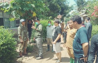 Bupati Dendi Tinjau Warga Terdampak Banjir dan Jalan Longsor