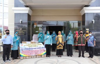 Semangat Hadapi Covid-19, Ibu Riana Beri Bantuan Telur dan Susu kepada Masyarakat Program Jumat Barokah ke-8