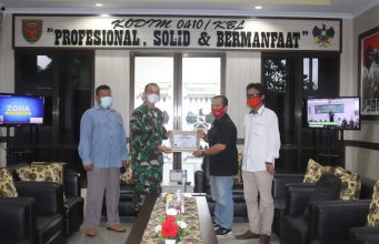 Kolonel Inf Romas Herlandes Terima Penghargaan Dandim Terbaik Di Wilayah Provinsi Lampung