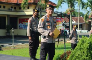 Kapolres Lampung Tengah Beri Penghargaan Kepada Bripka Leonardo Bhabinkamtibmas Berprestasi