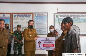 BUPATI DENDI SERAHKAN PROGRAM BANTUAN RLH TAHUN 2022