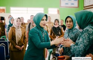 KETUA TP.PKK KAB. PESAWARAN HJ. NANDA INDIRA DENDI,S.E.,M.M HADIRI RAPAT KOORDINASI PERCEPATAN PENURUNAN STUNTING TINGKAT