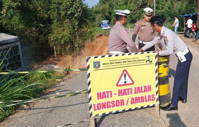 Sat Lantas Polres Lampung Tengah lakukan peninjauan langsung ke jembatan Komering