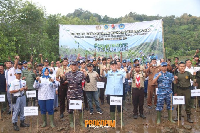 Danlanal Lampung Kolonel Laut (P) M. Nizarudin hadiri pelaksanaan penanaman mangrove secara serentak Nasional bersama Presiden Joko Widodo secara virtual.