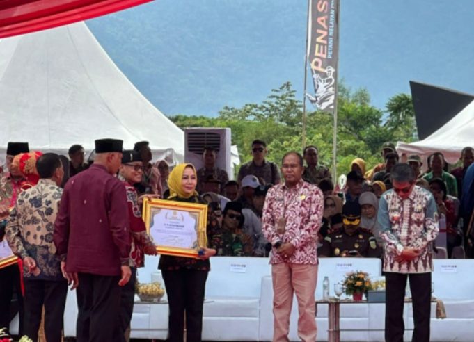 Gubernur Arinal Djunaidi Terima Penghargaan Dari Menteri Pertanian Republik Indonesia Pada Penutupan Penas Tani Nelayan XVI