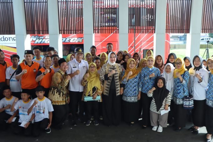 Ketua LKKS Provinsi Lampung Lepas Kontingen LKSA dan PSAA Provinsi Lampung Ikuti Rakernas dan Jambore Sumatera Barat