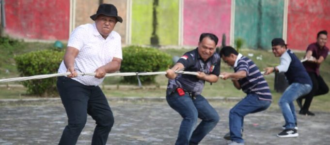 Meriahkan HUT Ke-78 RI, Bupati Lampung Selatan Lomba Tarik Tambang Bersama Tim Kepala Perangkat Daerah