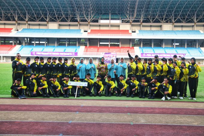 Beri Semangat, Riana Sari Arinal Sambangi Kontingen Drum Band Lampung