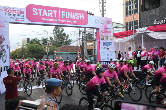 Gubernur Arinal Djunaidi Mendampingi Ketua Umum Yayasan Kemala Bhayangkari, Melepas Peserta Road Tour of Kemala Criterium dan City Ride Seri 4 Lampung 2023