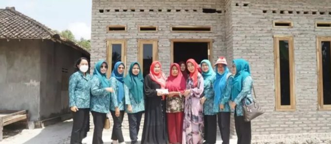 Sukseskan Gerakan Swasembada Rumahku, TP PKK Lampung Selatan Beri Bantuan Bedah Rumah bagi Warga Sragi