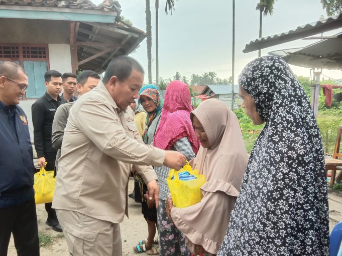 Gubernur Arinal Djunaidi Menyerahkan Bantuan Sosial Untuk Masyarakat Pesisir Barat