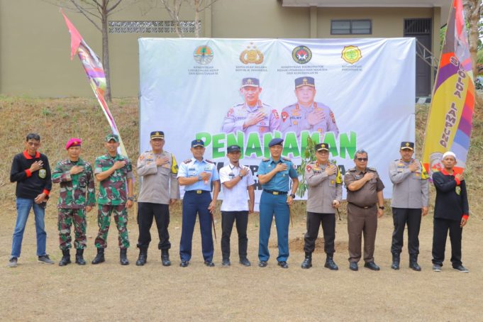 Antisipasi Perubahan Iklim, Kapolda Lampung Ikut Program Tanam 10 Juta Pohon