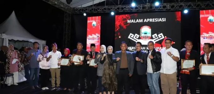 Malam Apresiasi Penganugrahan, Bupati Nanang Ermanto Serahkan Piagam Penghargaan Kepada Desa Dan Kecamatan Se-Kabupaten Lampung Selatan