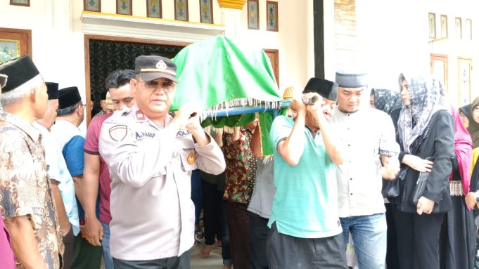 Turut Berbela Sungkawa, Polisi di Way Kanan Mengantar Jenazah Ke Pemakaman