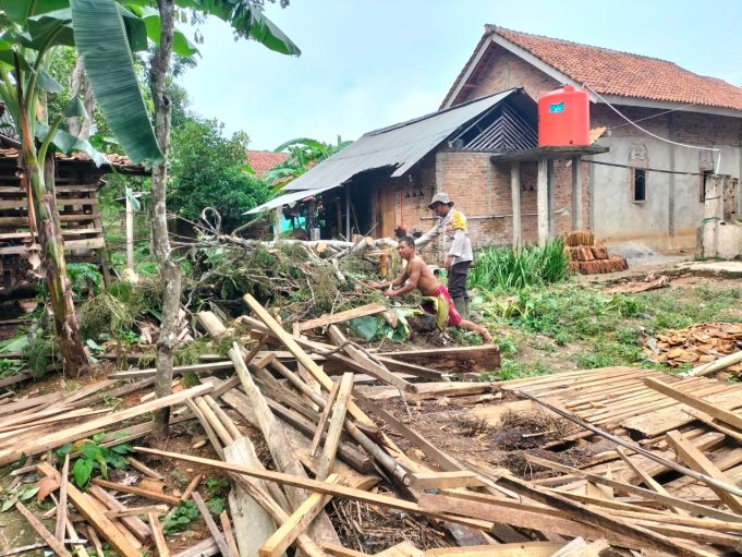 Waspadai Bencana Alam, Bhabinkamtibmas Sambangi Rumah Warga Terdampak Angin Puting Beliung