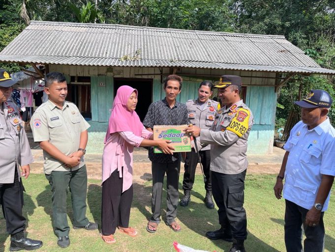 Kapolres Salurkan Bansos Kepada Warga Terkena Musibah Angin Puting Beliung di Way Kanan