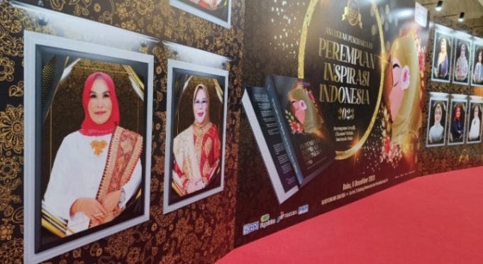 Bunda Winarni Nanang Ermanto Menerima Penghargaan Sebagai Perempuan Inspirasi Indonesia 2023