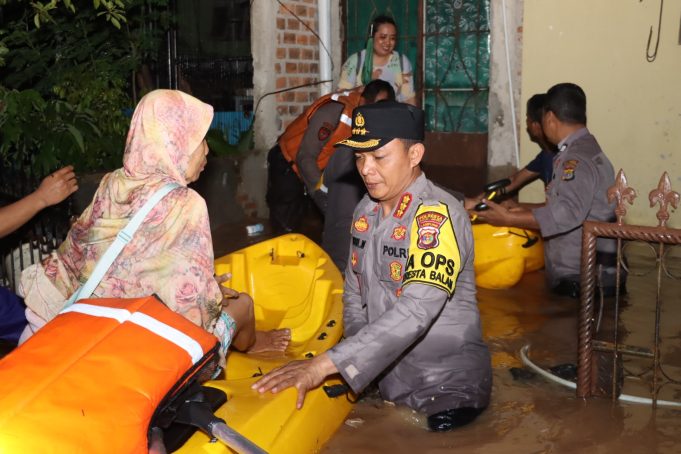 Banjir Di Bandar Lampung, Polresta Bandar Lampung Bergerak Cepat Bantu Evakuasi Warga Di Sejumlah Lokasi