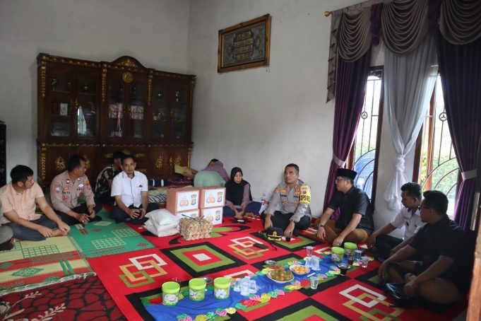 Bekerja Sukseskan Pemilu, Kapolres Berikan Tali Asih Kerumah Duka Anggota PPS Yang Meninggal Dunia