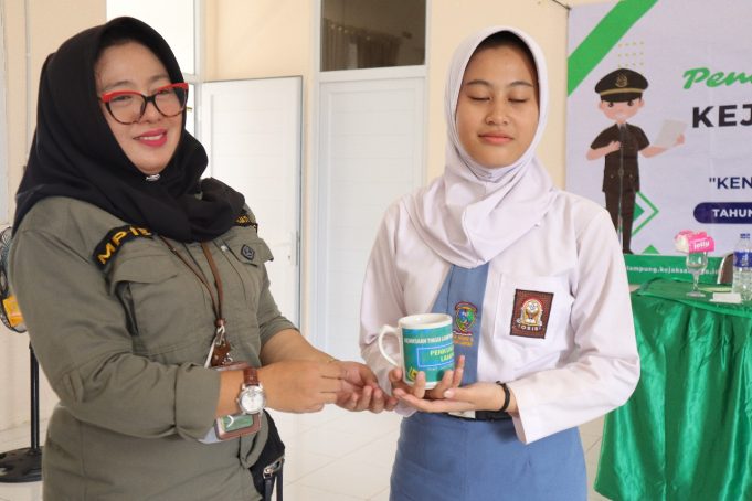 JMS KEJATI LAMPUNG BERSAMA SMAN 16 BANDAR LAMPUNG CEGAH KENAKALAN REMAJA DENGAN KENALI HUKUM JAUHI HUKUMAN