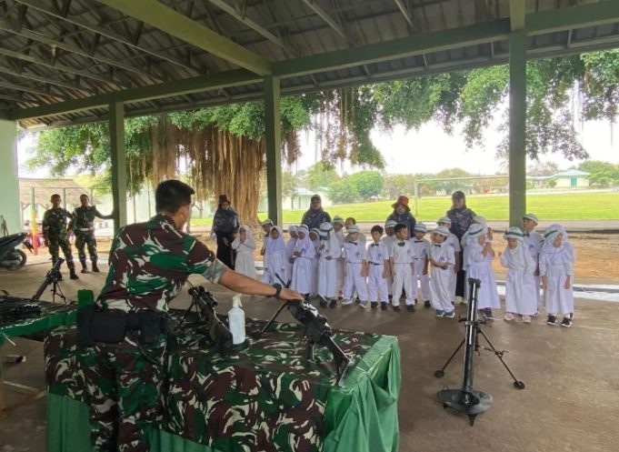 Memberikan Pembelajaran dan memupuk rasa Nasionalisme sejak dini serta mengenalkan lingkungan TNI AD TK Islam Al Azhar 49 Tanjung Karang berkunjung ke Kompi Senapan B Yonif 143/TWEJ