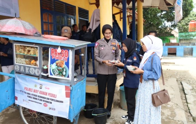 Kapolres Waykanan AKBP Pratomo Widodo Traktir Para Saksi Dan Petugas Perhitungan Suara Makan Gratis
