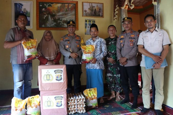 Bentuk Kepedulian, Kapolres Berikan Tali Asih Kerumah Duka Dua Anggota Linmas di Way Kanan