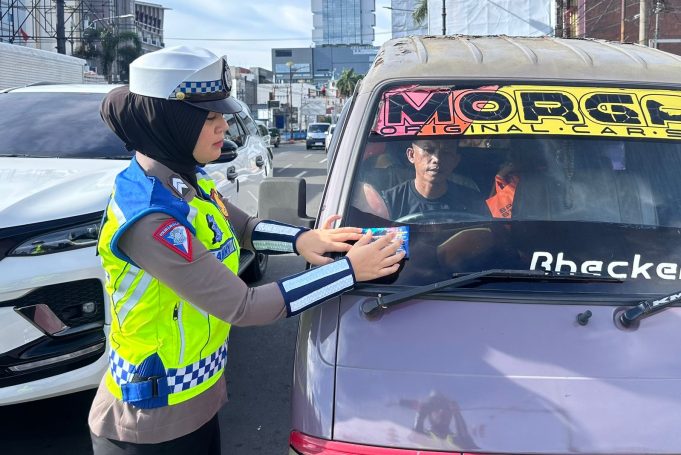 Ops Keselamatan, Sat Lantas Polresta Bandar Lampung Bagikan Pamflet dan Brosur Kepada Pengguna Jalan