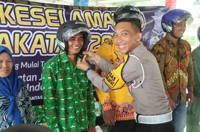 Peduli Keselamatan Masyarakat, Kapolres Lampung Tengah Bagi Bagi Helm Gratis Dalam Ops Keselamatan Krakatau 2024
