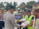 Aksi Jumat Berkah di Bulan Ramadhan, Kapolres Way Kanan Bagikan Bansos dan Helm Kepada komunitas Ojek