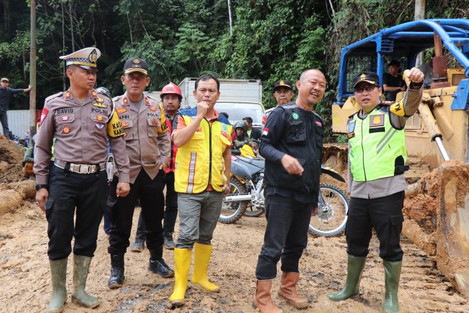 Kapolres Lampung Barat Cek Lokasi Longsor KM17, BPJN dan PT.SUBANUS Jalan Dapat Dilalui H-10 Lebaran