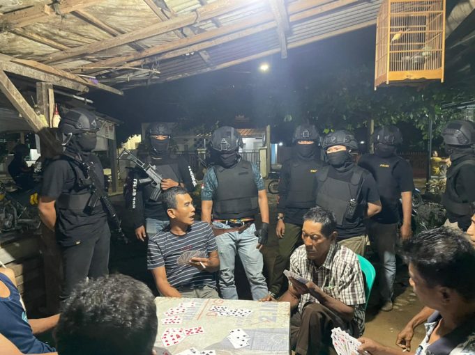 Patroli Preventif Strike : Tim CRT Polres Metro Amankan Puluhan Orang Dan Miras