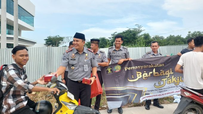 Hari Bakti Pemasyarakatan Ke 60, Lapas Narkotika Bagikan Ratusan Takjil