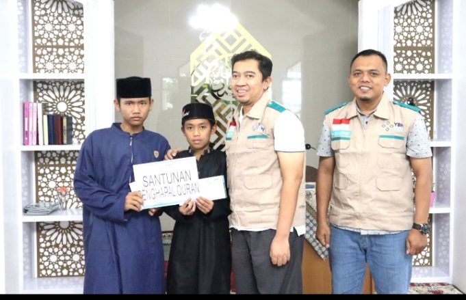 Tebar Kebahagiaan Ramadhan, YBM PLN Santuni Hafidz Qur’an, Guru Ngaji hingga Marbot Masjid di Lampung
