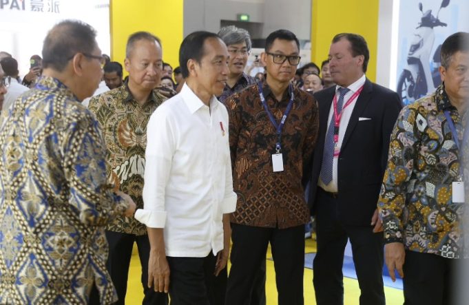 Dikunjungi Presiden Jokowi, Dirut PLN Paparkan Kesiapan Ekosistem Kendaraan Listrik di Booth PLN di PEVS 2024